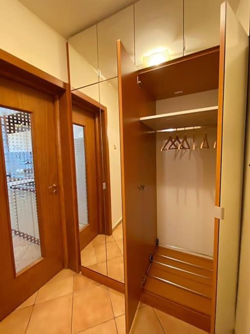 Lovely & Quiet 1-Bedroom Condo With Free Parking Букурещ Екстериор снимка